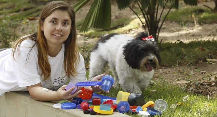 mulher brincando com cachorro.