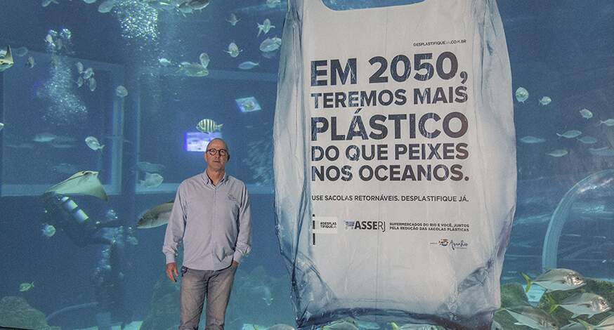 exposição que mostra  2020 terá mais plástico que peixes.