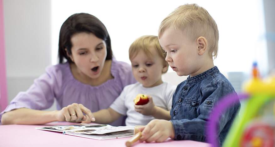 BRINCANDO COM BOLA NO BERÇÁRIO E NA ED. INFANTIL A bola é um materia…   Brincadeiras educação infantil, Educação infantil, Alimentação saudável  educação infantil