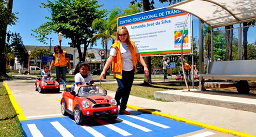 pista de autos  Dia do transito, Educação para o transito, Sinais de  trânsito