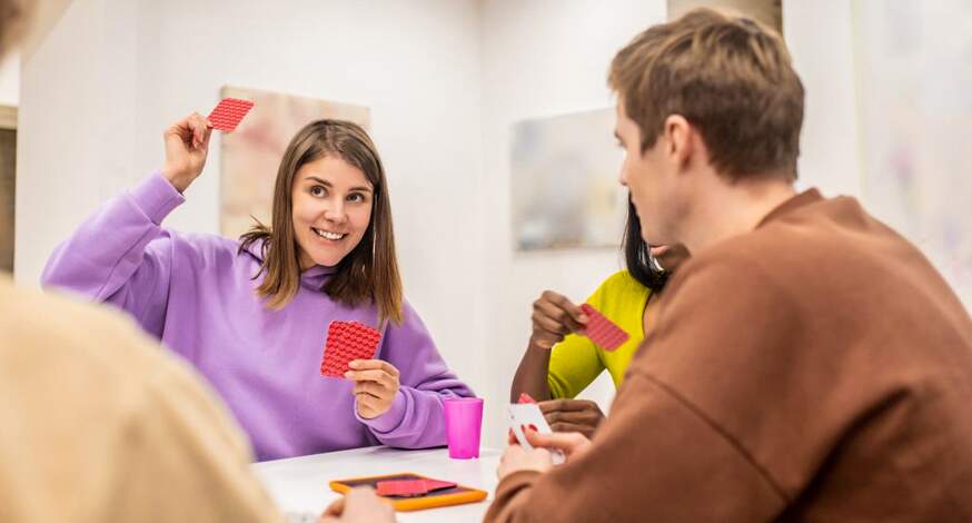 Jogo de cartas adaptado ensina geografia a alunos de escola